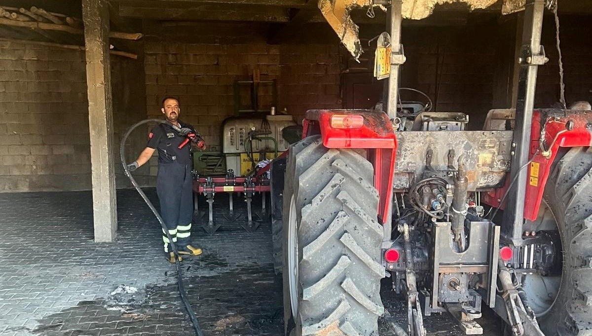 Adıyaman’da depodaki traktör alev aldı