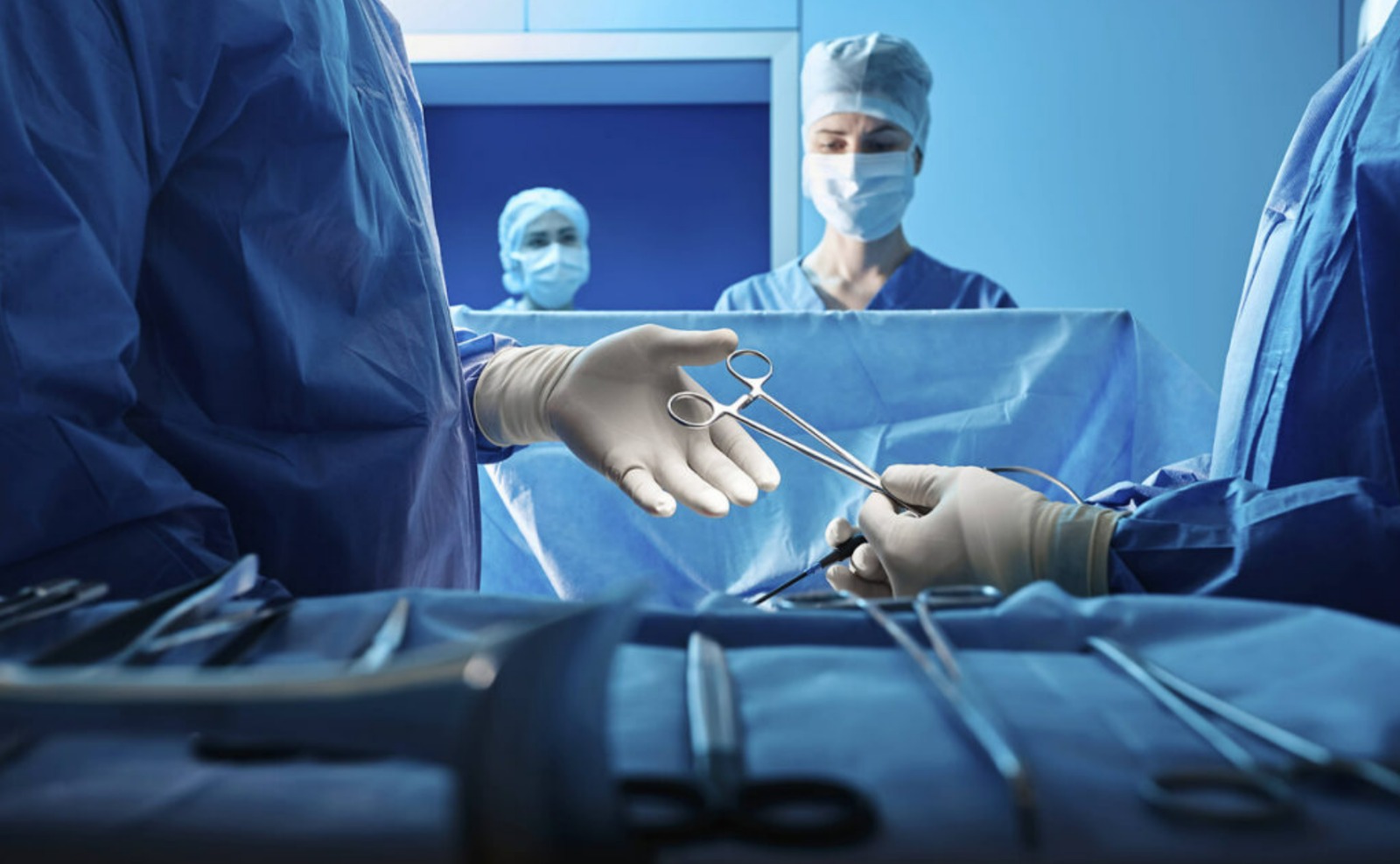 Ameliyat sırasında hastayı  bırakıp ilişkiye girdiler! Akılalmaz olay…