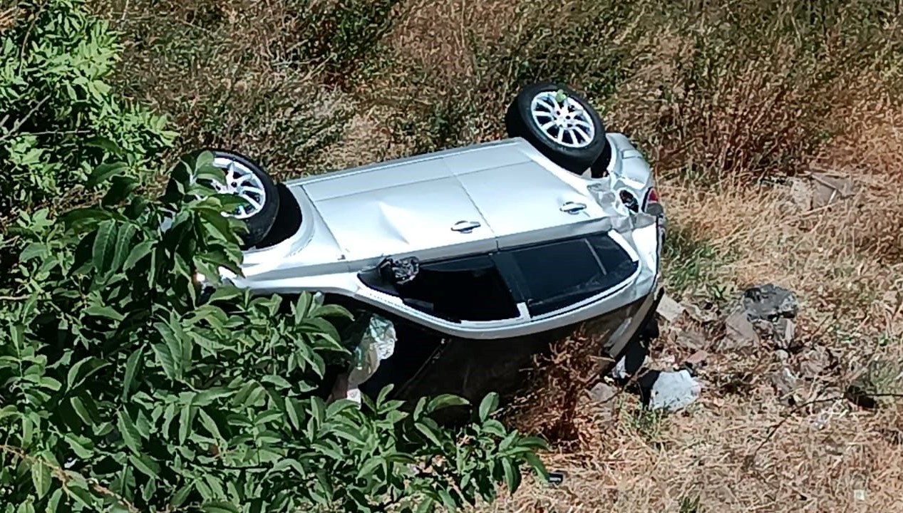 Bitlis’te otomobil duvardan düştü