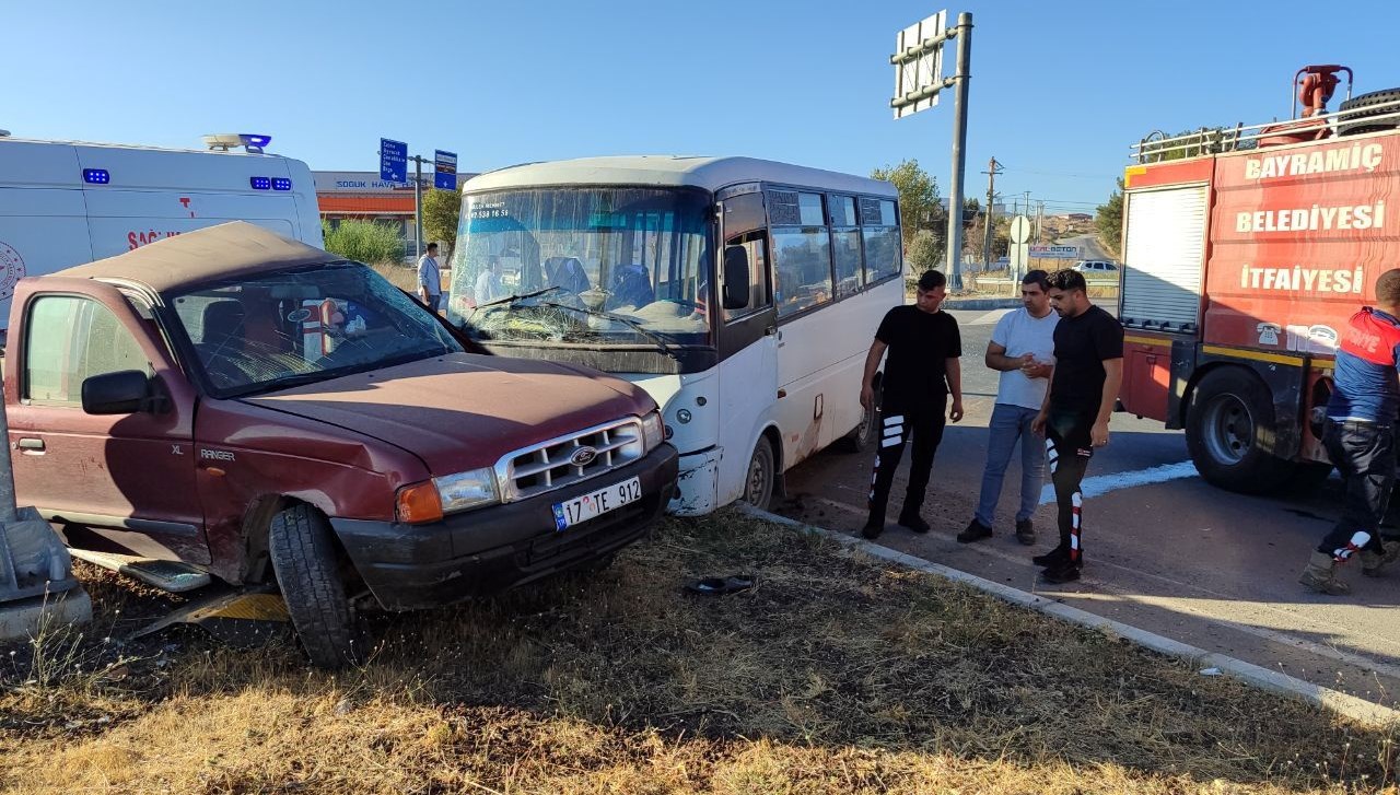 Çanakkale’de işçi servisi ile kamyonet çarpıştı: Beş yaralı