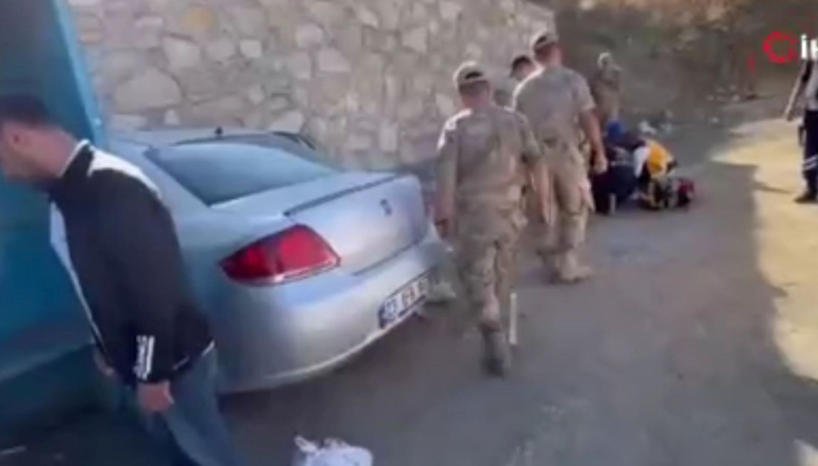 Elazığ’da otomobil durağa daldı: 1’i ağır 6 yaralı