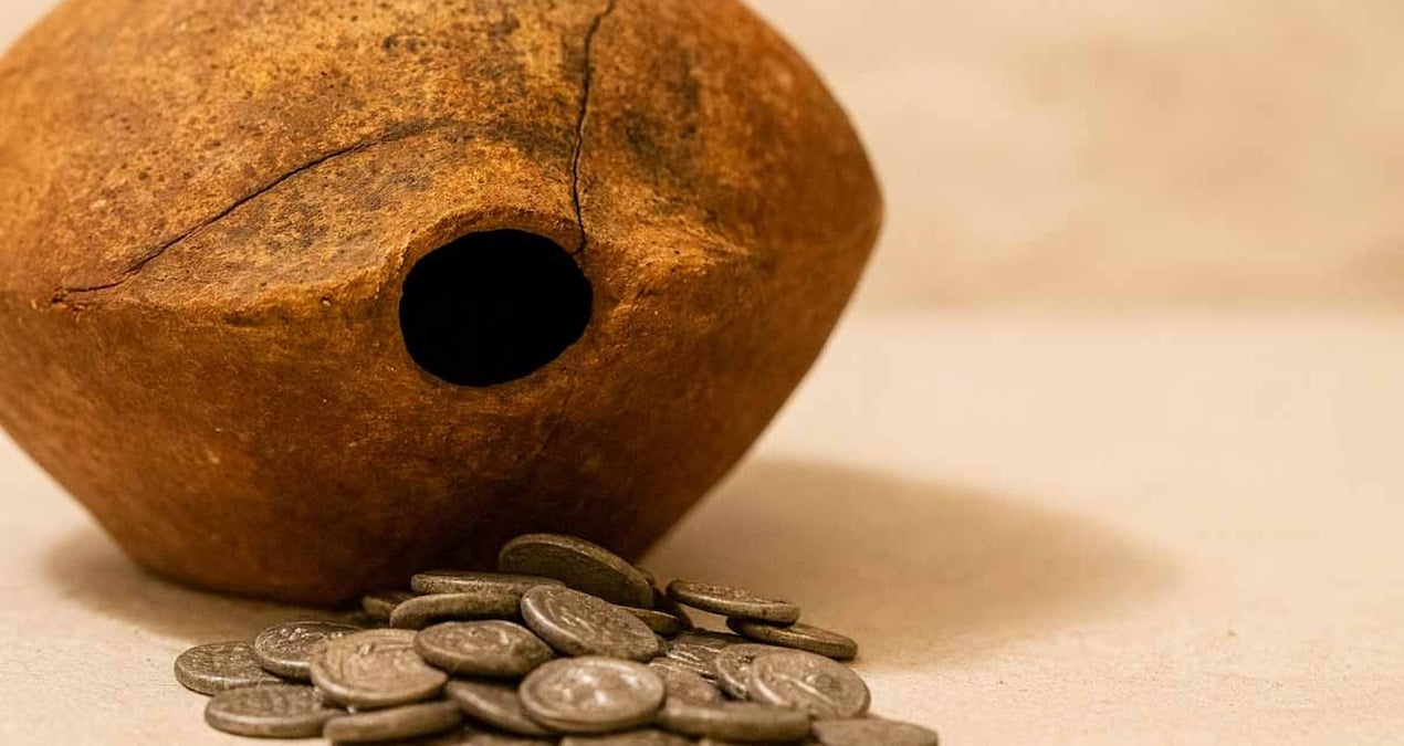 Her biri 17 gram ağırlığında 409 gümüş sikke dolu bir sürahi bulundu