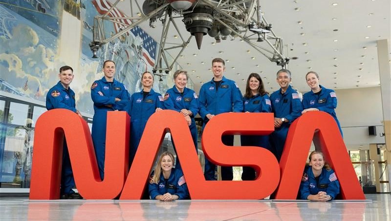 Tarihte ilk! NASA 8 bin kişi arasından seçilen astronotları tanıttı