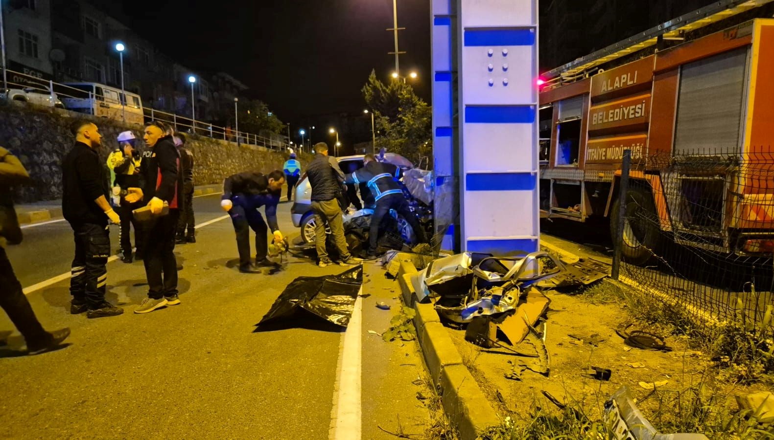 Zonguldak’ta otomobil üst geçide çarptı: 2 ölü