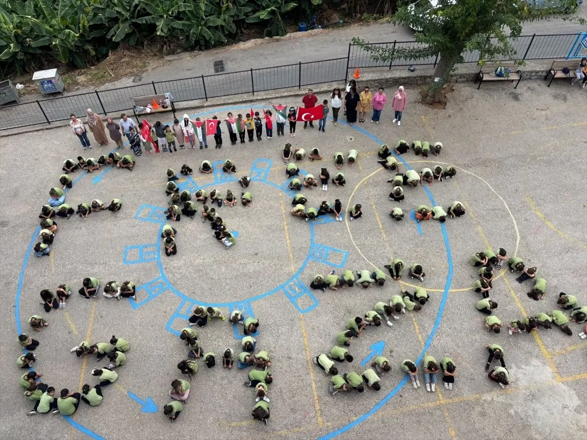 Alanya’da Öğrencilerden ‘Free Gaza’ Koreografisi