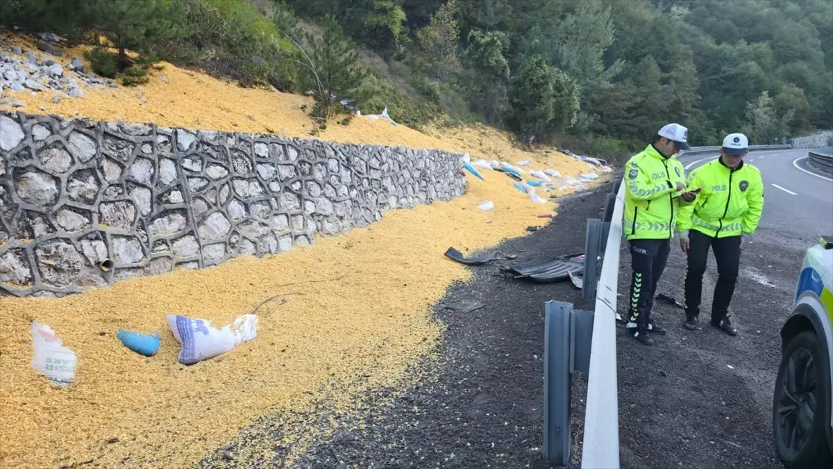 Bursa İnegöl’de Hayvan Yemi Yüklü Tır Devrildi: 2 Ağır Yaralı