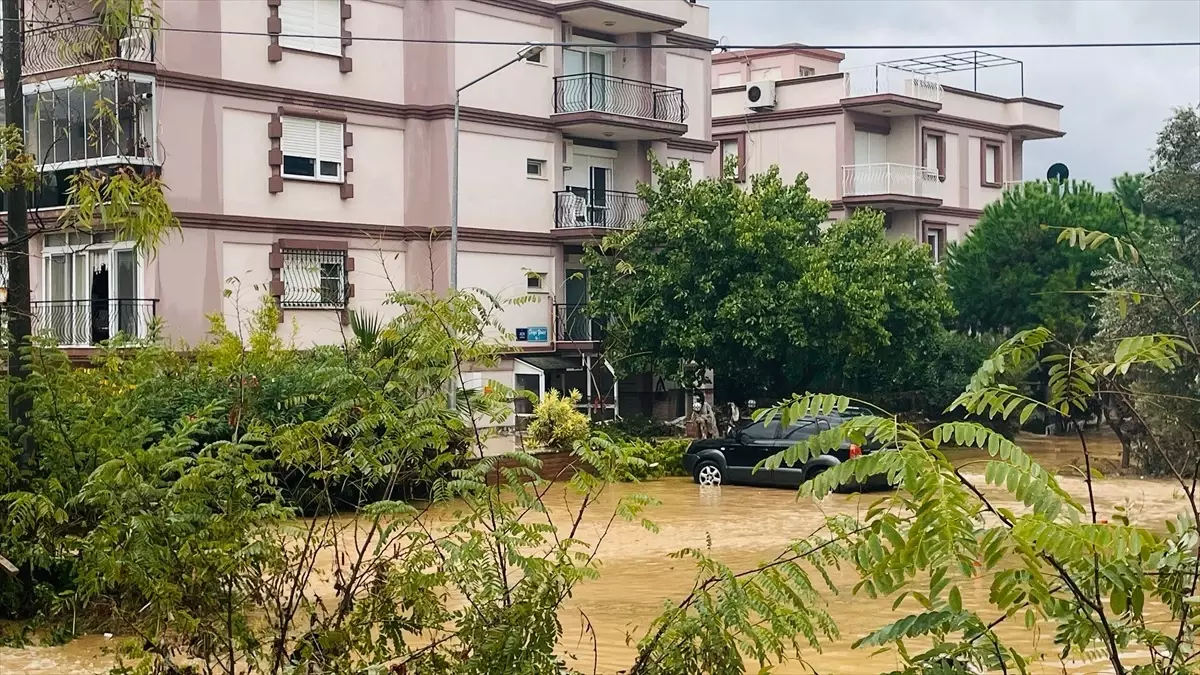 Foça’da Sağanak, Dere Taşınca Su Baskınları