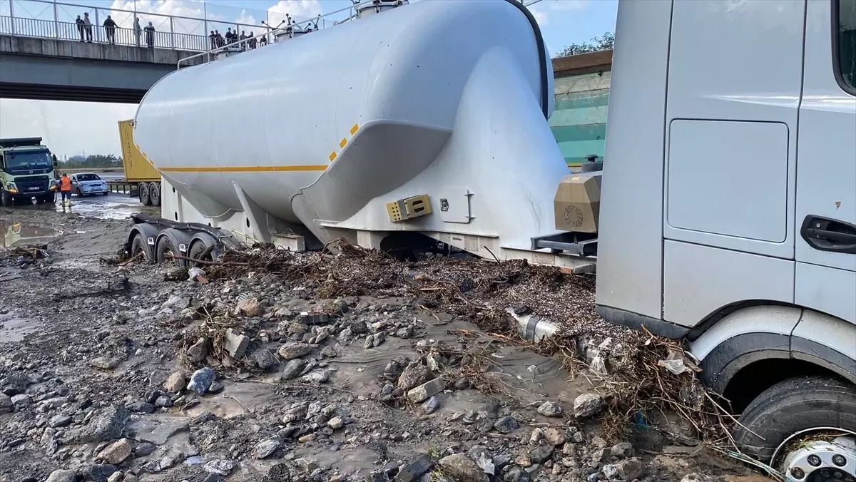 Hatay’da sağanak nedeniyle ev ve iş yerlerini su bastı, araçlar yollarda mahsur kaldı