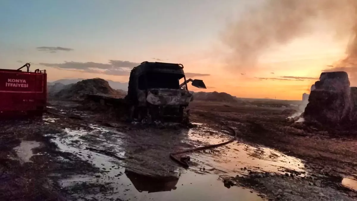 Karapınar’da Tır Yangını: 25 Ton Saman Yandı