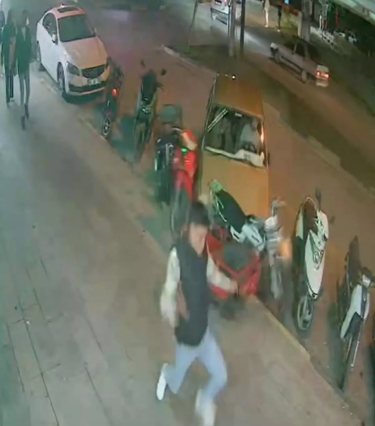 Manisa’da Otomobil Motosikletlere Çarpıp Kaçmaya Çalıştı