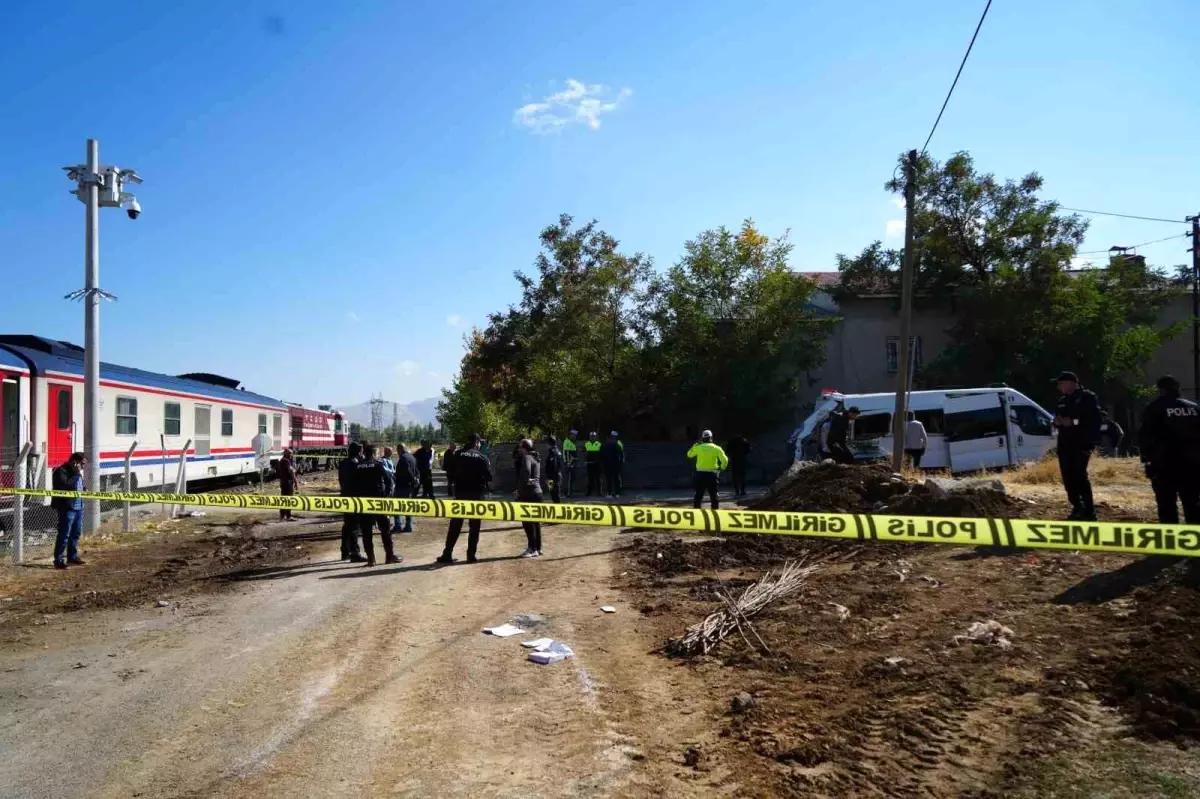 Muş’ta Tren, Öğrenci Servisine Çarptı: 17 Yaralı