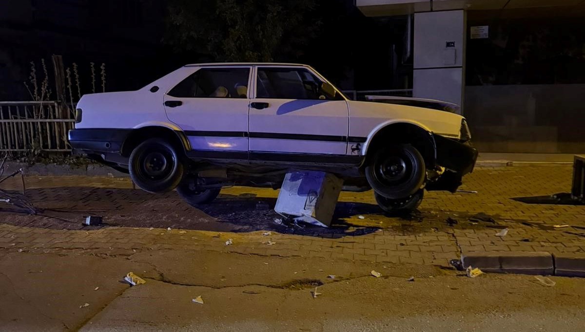 Niğde’de otomobil trafoya çıktı