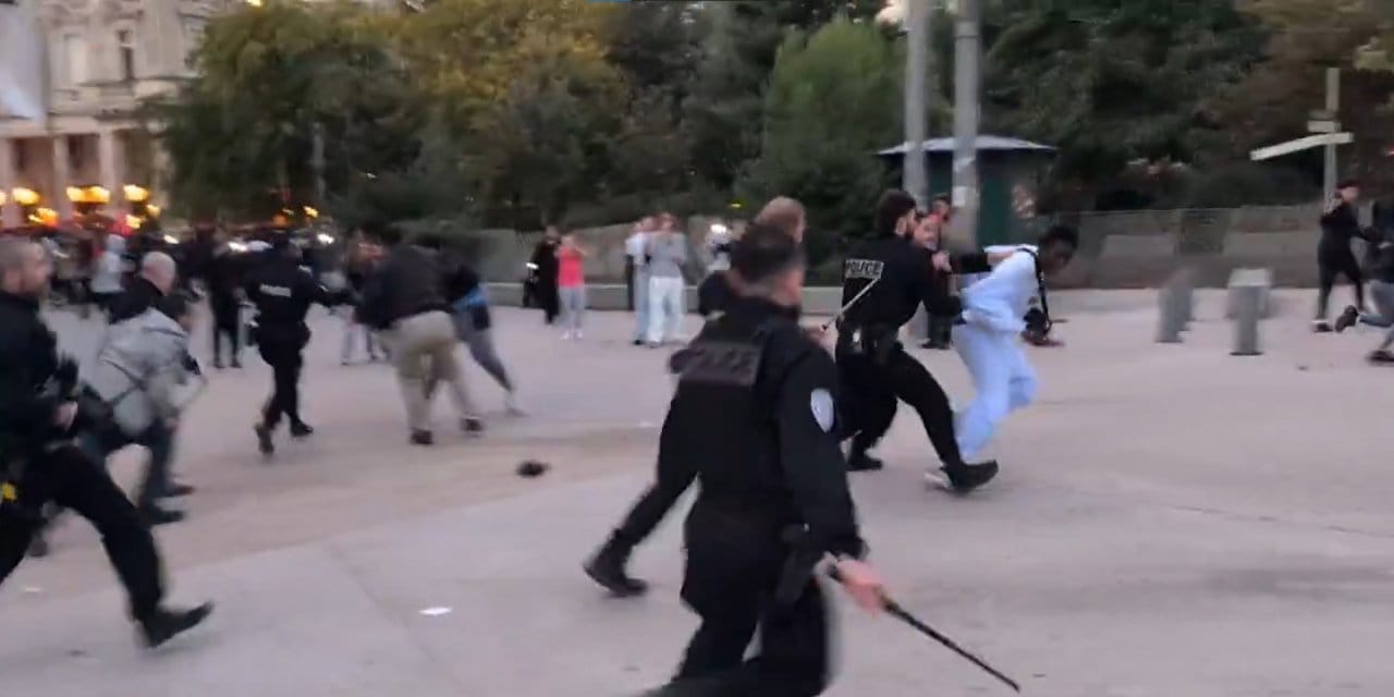 Paris’teki konserde izdiham: Arbede yaşandı