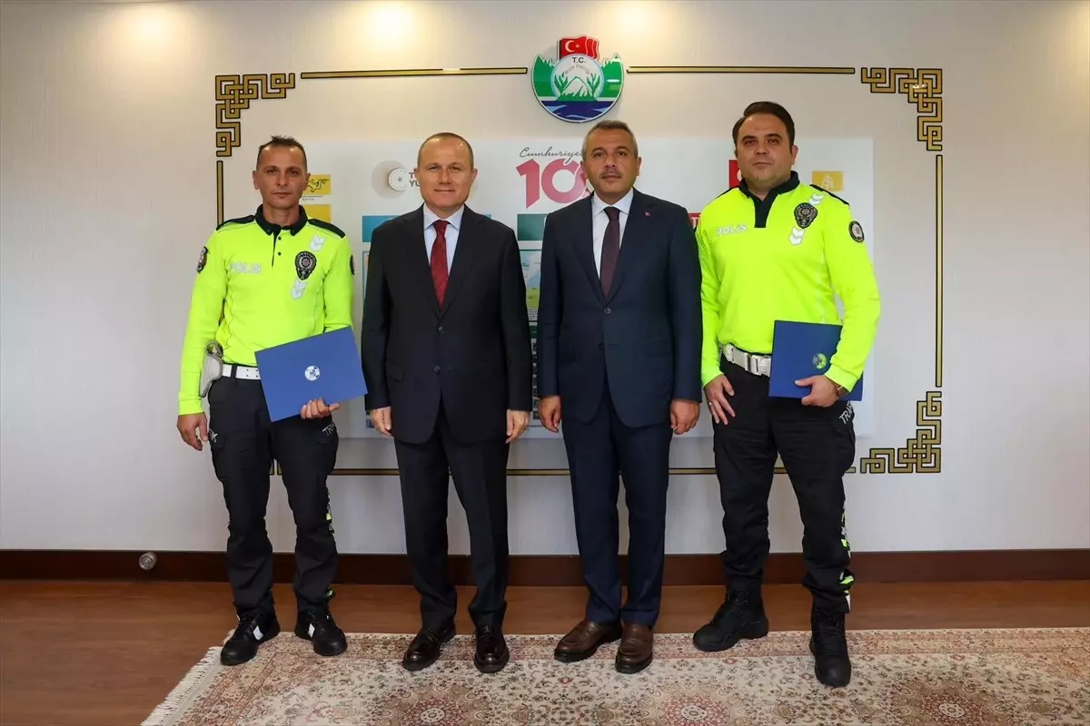 Rize Valisi Baydaş’tan tünelde olası kazayı önleyen trafik ekibine başarı belgesi