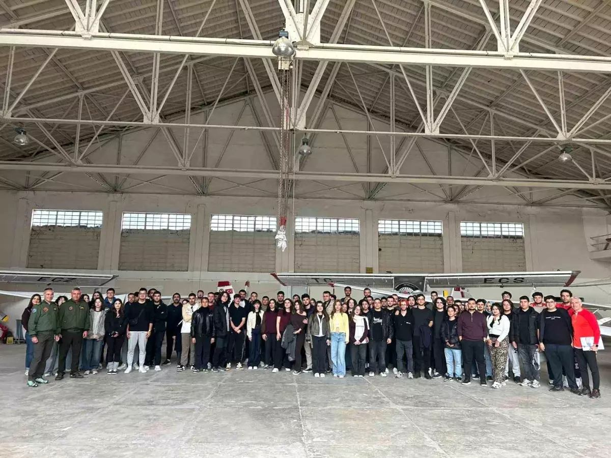 Üniversite Öğrencileri Havacılık Merkezini Gezdi