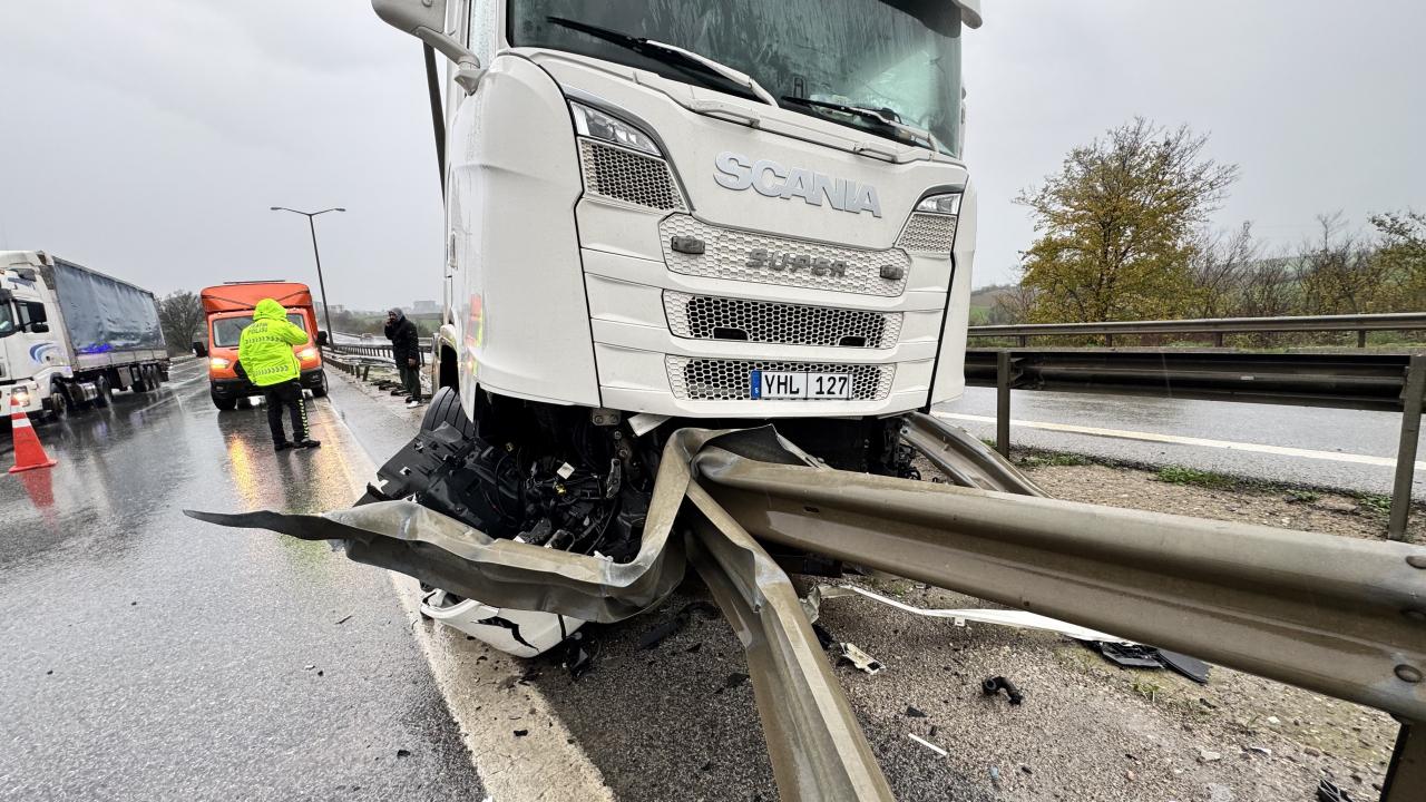 Bariyerlere çarpan tırın sürücüsü kazadan yara almadan kurtuldu