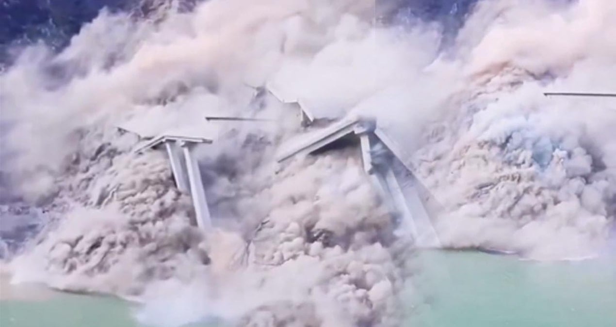 Birkaç ay önce açılan köprü saniyeler içinde çöktü