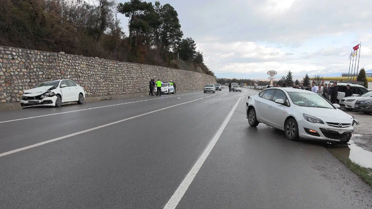 Bolu’da üç otomobil birbirine girdi… Yaralılar var!