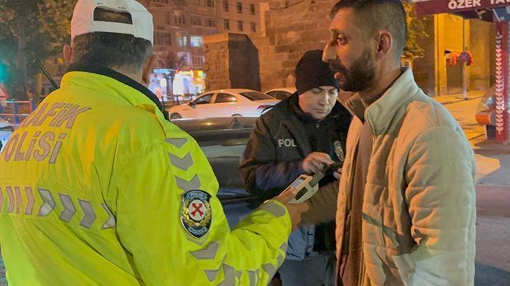 Kayseri’de alkollü sürücünün ilginç anları: Ehliyet diye sosyal medyasını gösterdi