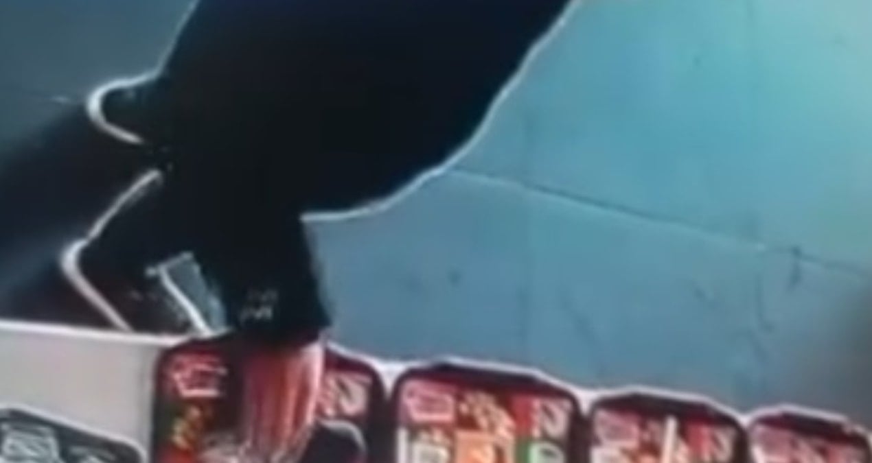 Restoranda göz göre göre hırsızlık yaptı!