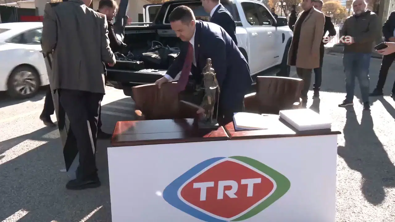 Son Dakika… CHP Ankara Milletvekili Umut Akdoğan TRT Genel Müdürlüğü önünde!