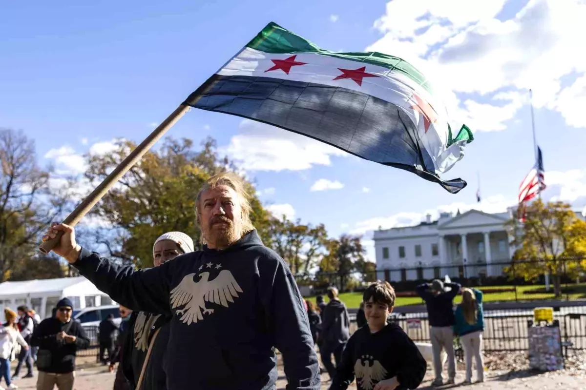 Suriyelilerden Ahmed eş-Şara’ya Beyaz Saray önünde sevgi gösterisi