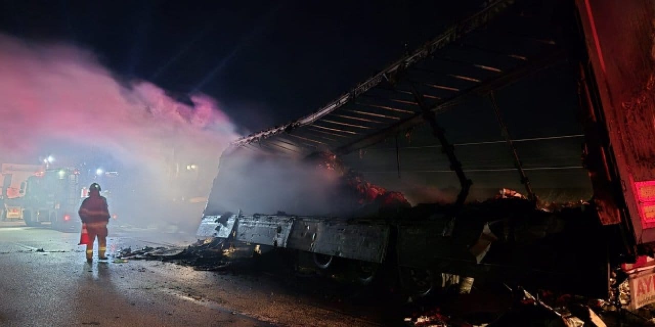Susurluk’ta seyir halindeki tır bir anda alev aldı: Kullanılamaz hale geldi