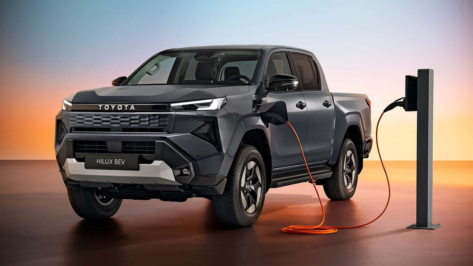 Yeni Toyota Hilux elektrikli versiyonuyla tanıtıldı