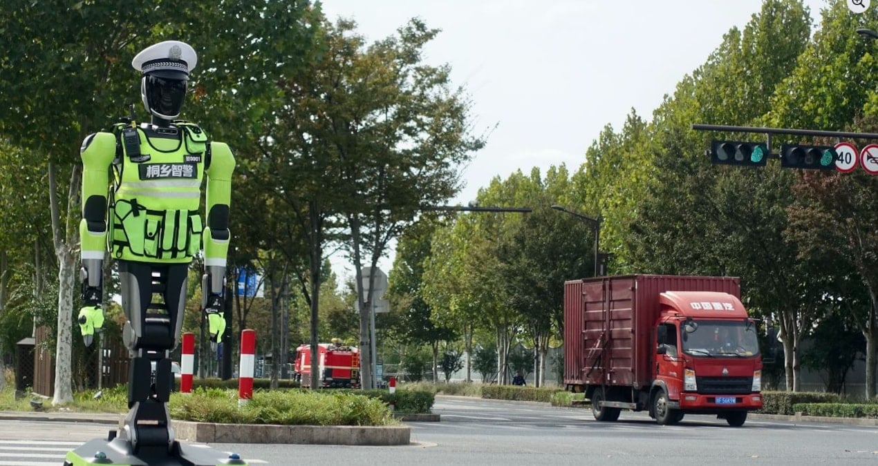 1.80 boyundaki robot trafik polisleri göreve başladı