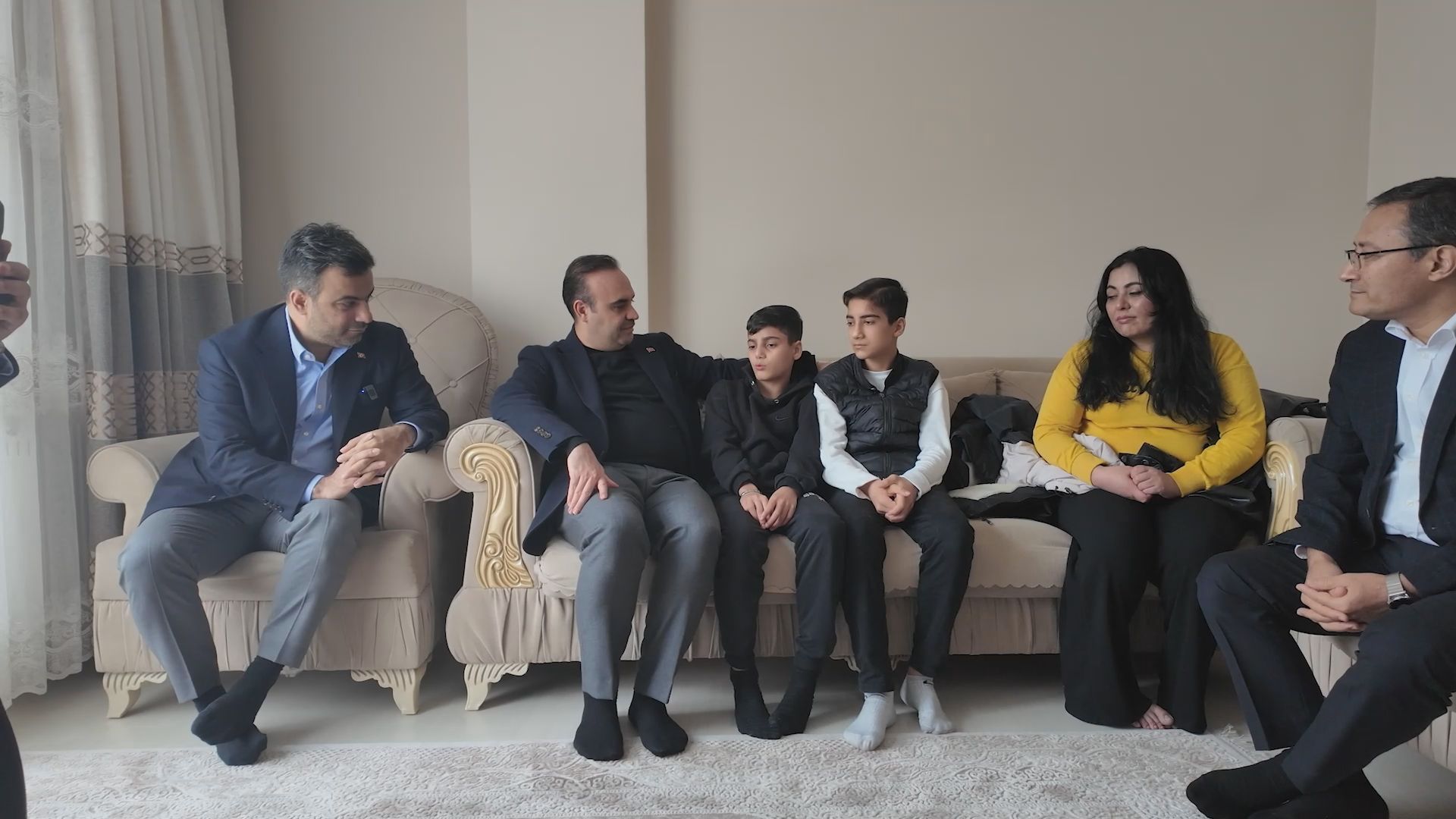 Bakan Kacır 1.3 milyon TL’lik altını sahibine teslim eden çocukları ziyaret etti