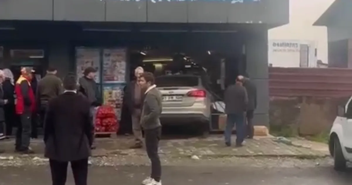 Düzce’de otomobil marketin içine girdi!