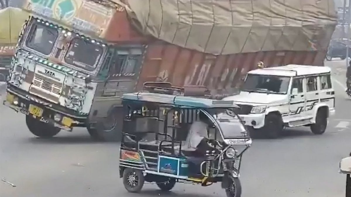 Hindistan’da üzerine kamyon devrilen cipin sürücüsü öldü