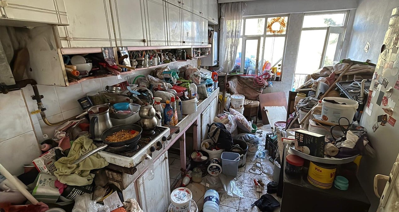 Karabük’te ev ve apartmanın bahçesinden 10 kamyon çöp çıktı