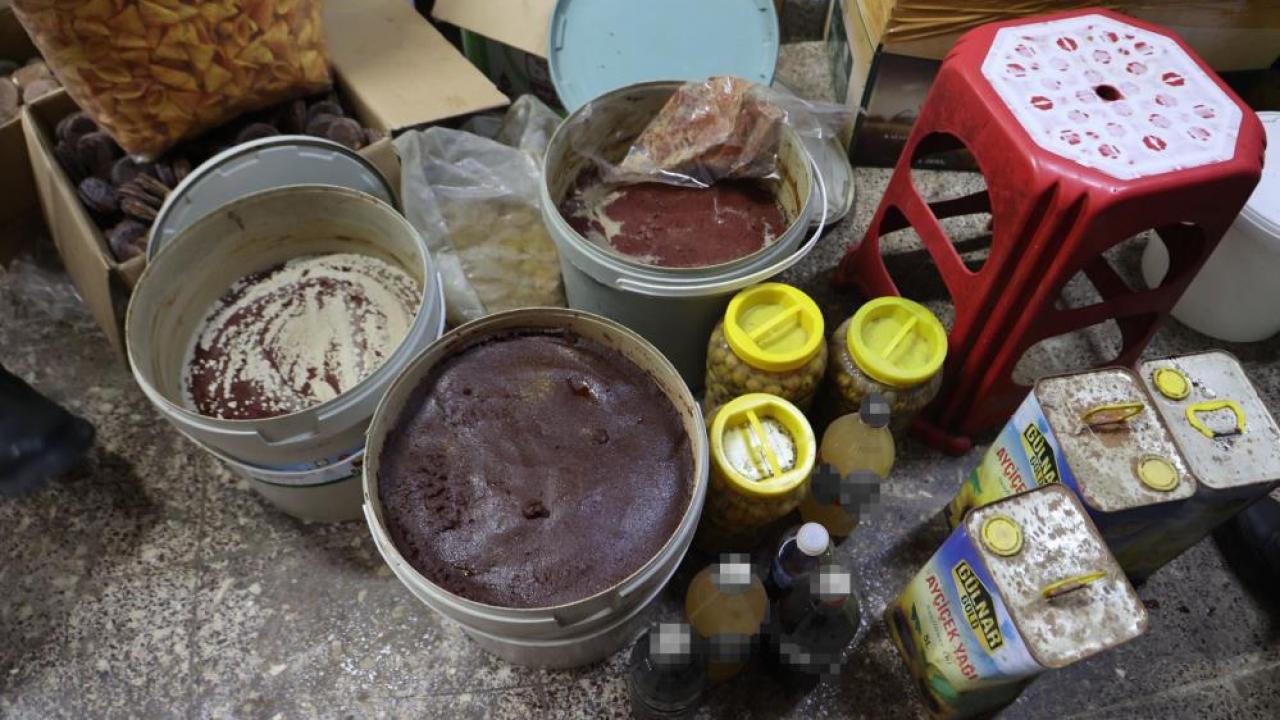 Kilis’te mide bulandıran hijyen skandalı: Merdiven altı üretimde fareler bulundu