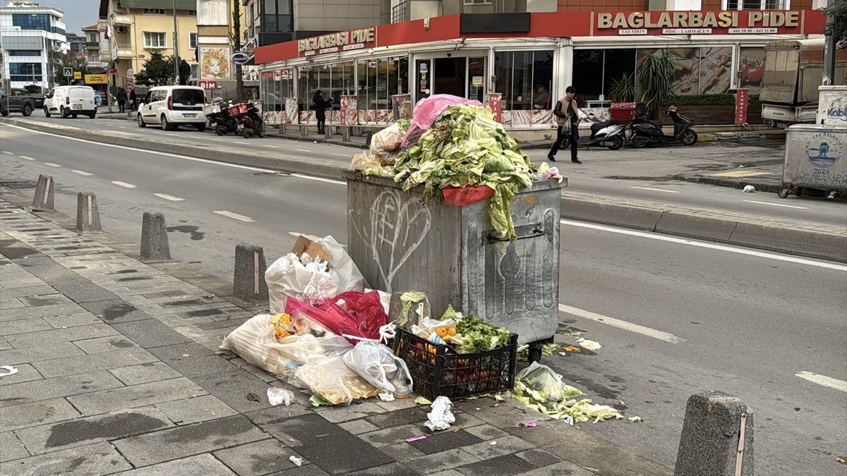 Maltepe Belediyesi’nde çalışanlar iş bıraktı: Sokaklarda çöp yığınları oluştu