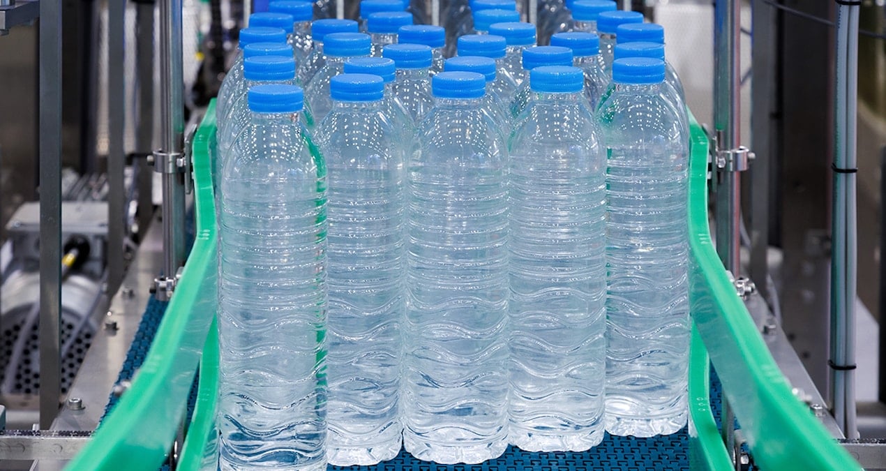 Market raflarındaki plastik şişeler tarihe karışıyor: Artık bulanık olacak