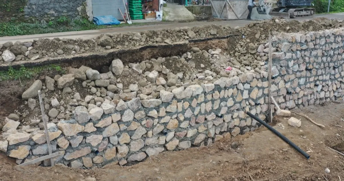 Ordu Büyükşehir’den Yukarıtepe’de taş duvar çalışması