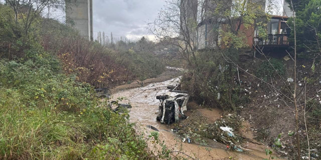 Yol çöktü: Pikap ile kamyonet dereye yuvarlandı