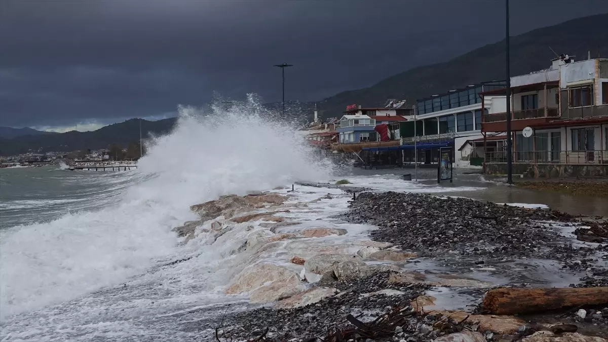 Edremit’te Lodos Hayatı Olumsuz Etkiledi