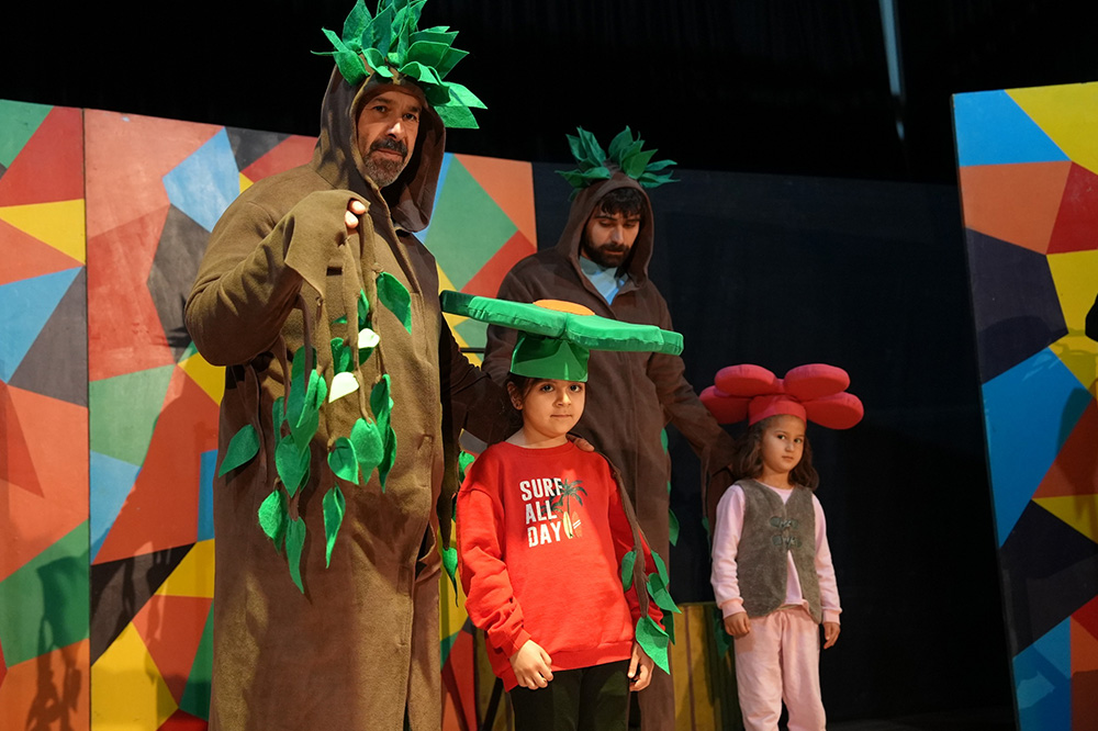 Hbb Tiyatrosu Erdemli'de Çocuklarla Buluştu