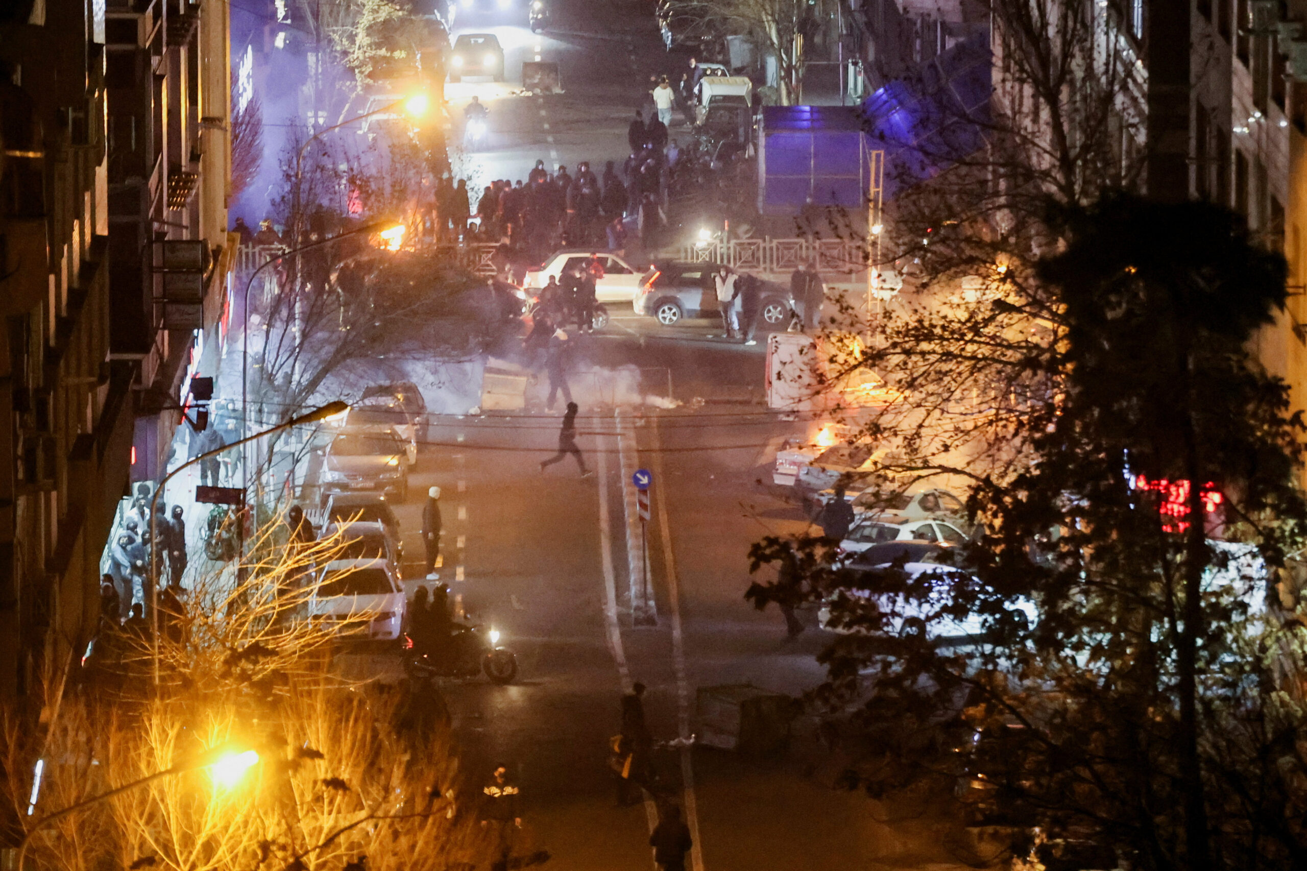 İran’da tansiyon düşmüyor! Ölü sayısı artıyor, yüzlerce dükkan yakıldı. Trump’tan İran’a yeni yaptırım