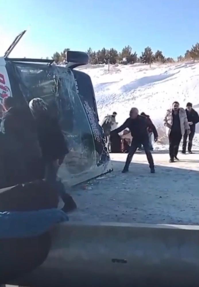 Kars’ta yolcu otobüsü devrildi. Yaralılar var