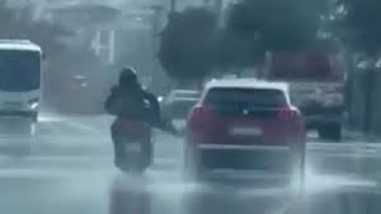 Seyir halinde yanındaki araca tekme attı: Cezadan kaçamadı!