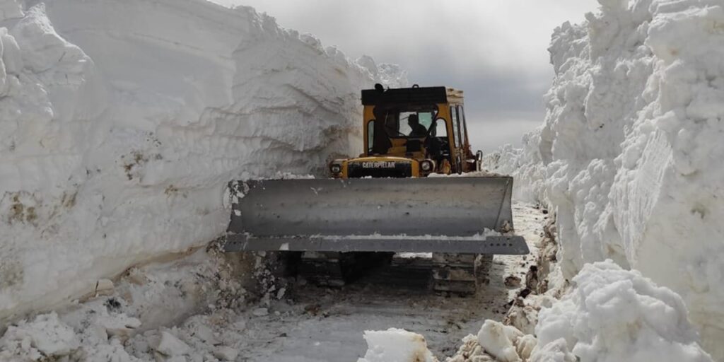 sirnakta-gunler-suren-mesai-bitti-5-metrelik-kar-asildi-iPGni8FS