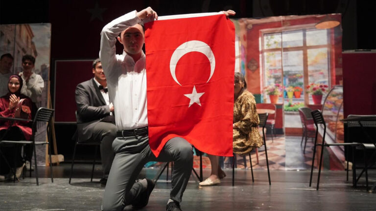 bilecikte-ozel-gereksinimli-bireyler-tarafindan-sergilenen-tiyatro-oyunu-buyuk-begeni-ile-izlendi-asjQD8RA