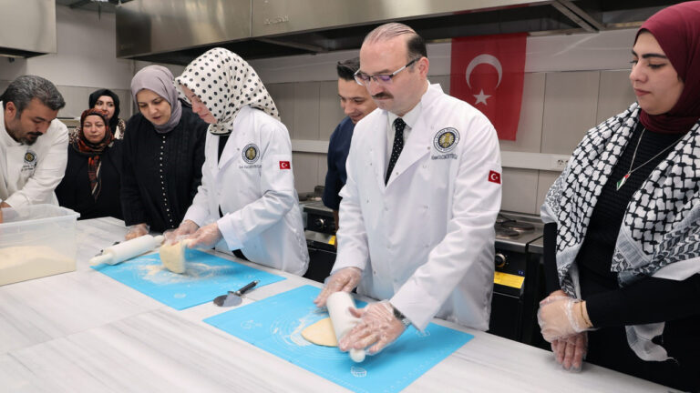 rektor-eline-oklavayi-aldi-hamur-acip-pisi-pisirdi-3OmWP1yc