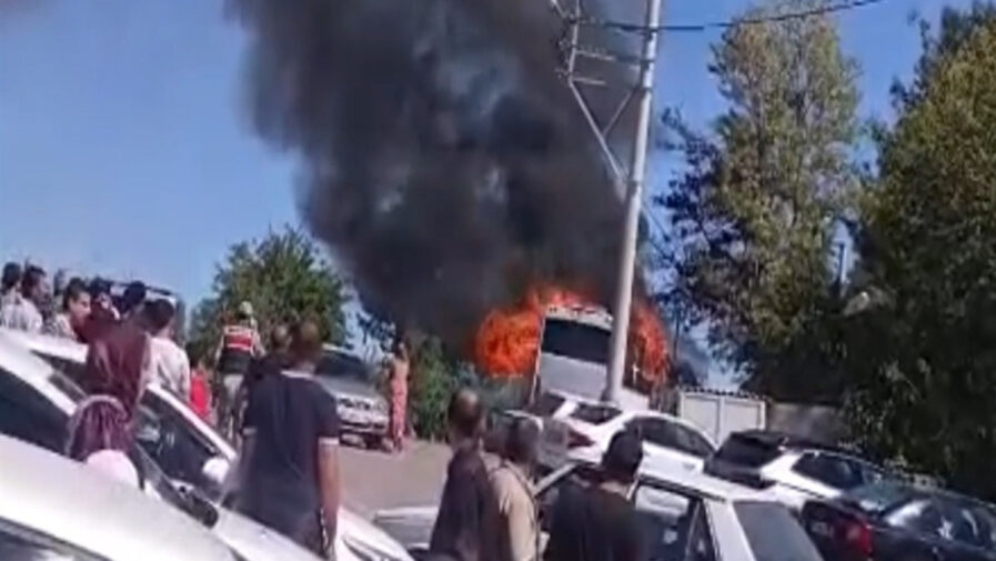 Şanlıurfa’da Tur Otobüsü Yangınla Yandı
